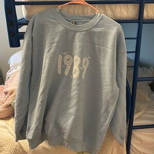 1989 Taylor Swift sweatshirt